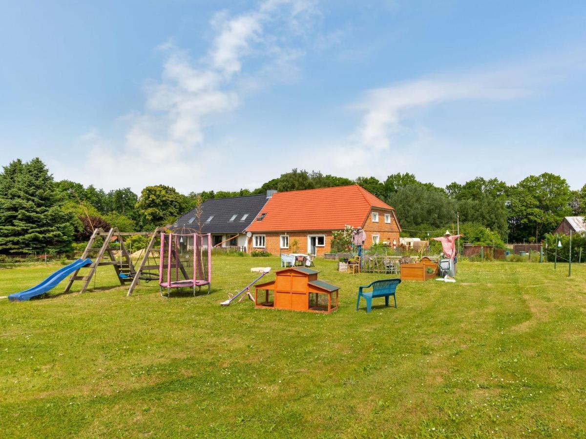 Snug Holiday Home In Divitz Spoldershagen Near Skydiving Diwitz Exterior foto